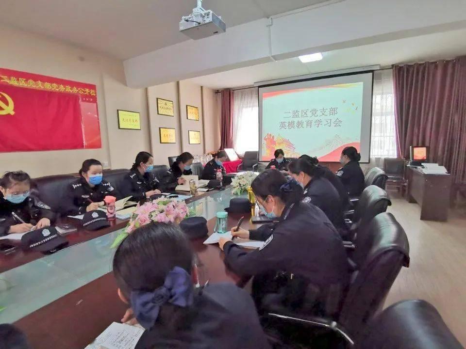 调皮小鬼楼顶抛木棍,同伴举报民警来教育